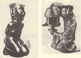 Gefangener (Grabstatuette, um 1200 v. Chr.) Dienerin (Grabstatuette, um 100 v. Chr.)Hentze, Carl: Funde in Alt-China; Göttingen (Musterschmidt) 1967, Tafel 11 (unten). Sullivan, Michael: Chinesische Kunst; München (Droemer Knaur) 1974, Tafel 26.
