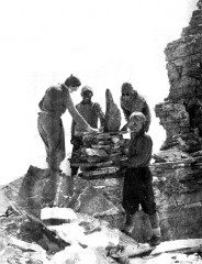 Elizabeth Stark, Evelyn Comrass, Mingma und Ang Temba bei dem Chorten, das wir im Grenzgebirge erbauten Dach der Welt