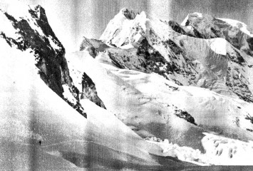 Blick zurück vom Lager IV zur Phurbi Chyachu, die zum Grenzgebirge gehört, auf halber Höhe den Ladies-Gletscher hinauf Dach der Welt