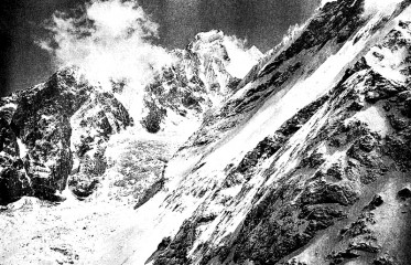 Blick auf den unteren Teil des Eiswasserfalls des Dorje-Lakpa-Gletschers von einem Punkt wenig oberhalb des Basislagers aus Dach der Welt