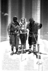 Mingma Gyalgen, Monica und Ang Temba auf dem Gipfel des Gyalgen Dach der Welt